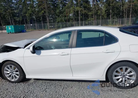 2018 Toyota Camry Le из США, поврежденный, VIN 4T1B11HK1JU057170